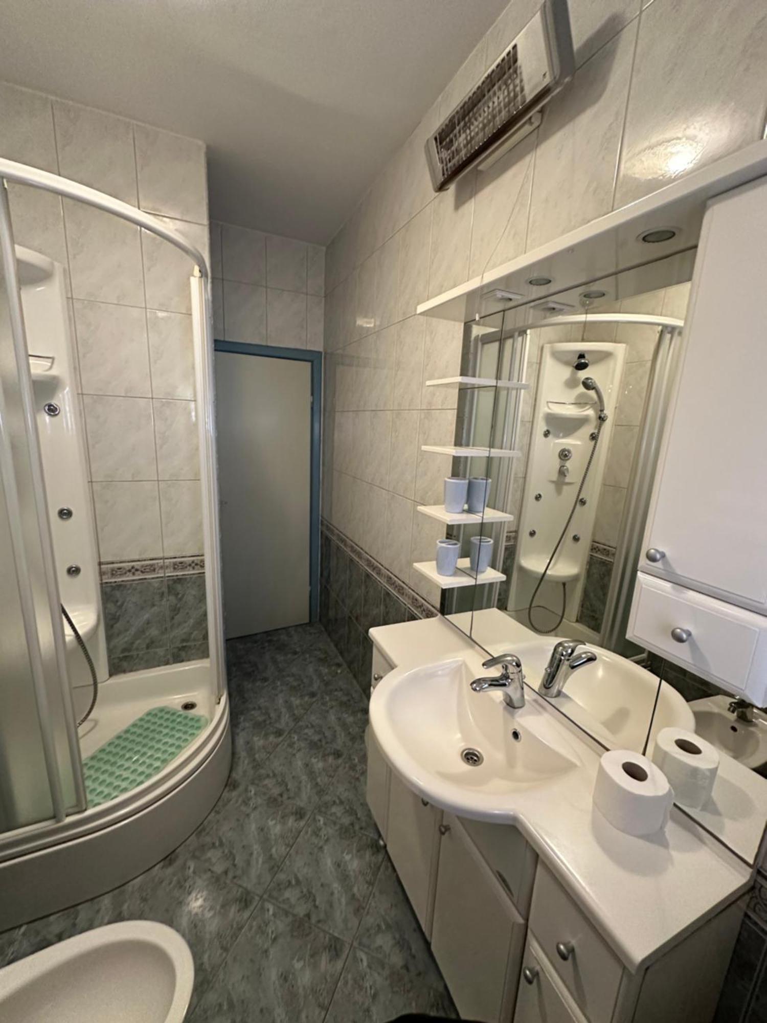Vs Rooms Split Luaran gambar